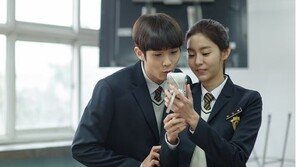 유이-최우식 교복 입은 모습 공개…풋풋함 넘치는 ‘고딩 커플’ 변신