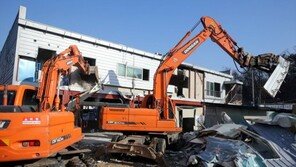 구룡마을 자치회관 철거 현장, 주민들 거센 항의… 법원 “행정대집행 중단 결정”