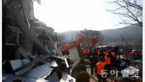 법원 구룡마을 철거 중단… ‘철수하는 굴삭기’