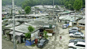 법원, 구룡마을 철거 중단 명령…주민들 서로의 팔짱 끼고 격렬히 저항
