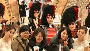 롯데월드몰 개장 100일… 방문객들도 ‘찰칵’