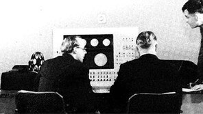 [책의 향기]괴짜 천재의 기이한 삶, 영화같은…