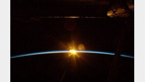 우주의 일출… 독일 우주비행사 “결코 잊을 수 없는 금빛반사”