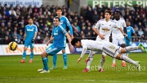 기성용, 시즌 4호골… 英 매체 “아름다운 다이빙 헤딩슛으로 위기에서 구했다”