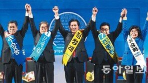 黨心에선 朴에 뒤진 文… “룰 전쟁 수혜자” 갈등 불씨로