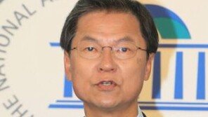 천정배 “인간 존엄 짓밟은 독재자들…묘역 참배 부적절” 