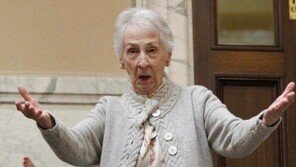 ‘그만 쉬고 일 좀 하세요’ 대선주자 아들 둔 87세 상원 여비서 화제