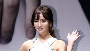 정혜성, 가슴 ‘뻥’ 뚫린 의상 입고 당당 포즈…‘파격’