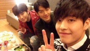‘스물’ 이준호, 김우빈-강하늘과 함께 대기실 직찍 공개 ‘우월한 유전자 삼인방’