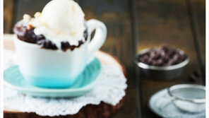 [우먼 동아일보 TV] 밸런타인데이 초콜릿 디저트~ 푸드스타일리스트 김현학이 제안하는 르크루제 하트 머그 요리