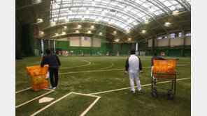 [이재국 기자의 고치 리포트] 매일 펑고 1200번…한화 코치들도 지옥훈련