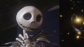 유럽우주기구, ‘웃는 은하’ 발견… 100년 전 아인슈타인 예언한 현상 ‘대박’