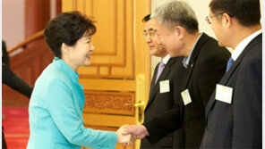 노사정 대표와 악수