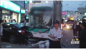 시내버스 인도로 돌진, 4에 아이 중상...신호대기 중 굉음과 함께 급출발