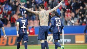 [영상] 이브라히모비치 ‘쿵푸킥’ 골 작렬, 상의 탈의 세레모니로 화려한 문신 자랑