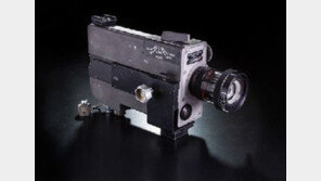 달착륙 찍은 카메라 공개, 암스트롱이 몰래 챙겨온 가방 속 물건 18점 무엇?