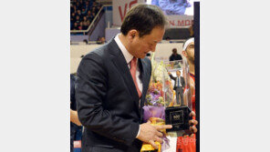 ‘500승’ 유재학 감독 “난 운 좋은 남자”