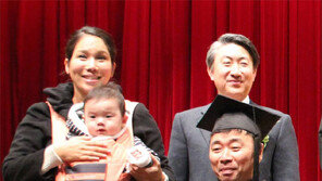 가수 강원래씨 27년 만에 대학졸업장