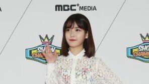 스베누 스타리그 아이유, 과감한 의상에 드러난 마네킹 각선미…‘후끈+화끈’