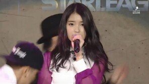 스베누 스타리그서 아이유 축하무대… 늘씬한 각선미 자랑하며 깜찍 안무