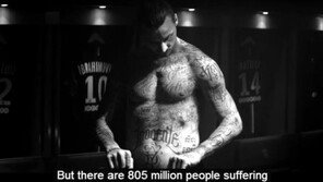 [영상] 이브라히모비치, 전반 2분 만에 상의탈의 세리모니 한 이유