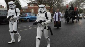 장례식에 등장한 스톰 트루퍼, 고인 생전에 스타워즈에 집착