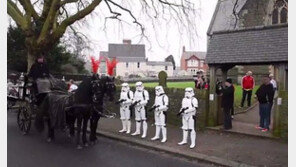 장례식에 등장한 스톰 트루퍼, 색다른 장례식 치러 달라는 고인의 소원대로...