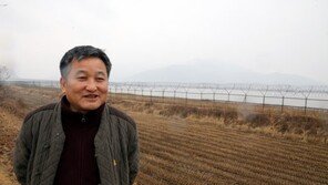 “김칫국물 자국을 서로에게…” 함민복 시인에게 ‘가족’을 묻다