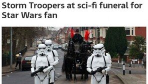 장례식에 등장한 스톰 트루퍼, 알고보니 죽은 남편을 위한 아내의 선물