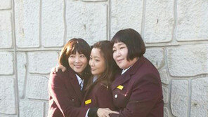 ‘앵그리맘’ 김희선, 자주색 교복 입고 ‘찰칵’…방부제 미모에 팬들 시선 ‘확’