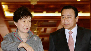 朴대통령 “黨政靑 구심점 되길”… 李총리 “성과로 말할 것”