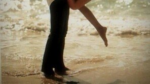 신주아, 웨딩화보 재조명…커플룩 입고 다정한 포즈로 ‘찰칵’