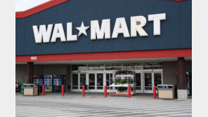 월마트 전격 임금인상 “최저 임금 9달러 올리고 10억 예상”