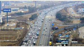 연휴 셋째날, 귀경·나들이 합류 오후 4시 정체 시작