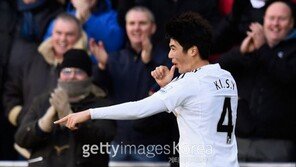 [화보] 기성용, 한혜진 임신 알리는 ‘젖병 세레모니’… 시즌 5호골 기록