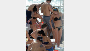 [화보] 빅토리아시크릿 모델들, 손바닥만한 비키니 입고 일광욕