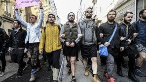 성추행이 옷차림 때문이라니…터키 남성들 미니스커트 입기 운동