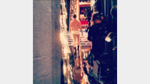 [제87회 아카데미 시상식]닐 패트릭, 속옷 차림 시상 ‘충격+민망’…19금 퍼포먼스? 