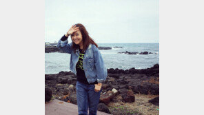 ‘둘째 임신’ 소유진, 제주도서 ‘청청패션’ 선보여… 함박웃음