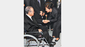 애증 털어낸 위로… 朴대통령, JP 부인상 조문