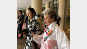 동성애자 사회자 팬티바람 깜짝 등장…