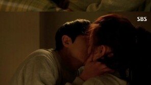 이준 고아성, 격정적인 베드신… 키스하며 침대로