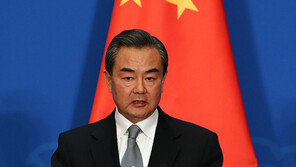왕이 중국 외교부장 “전쟁 범죄 감추려는 이들 있어”… 日 아베 총리 저격 발언