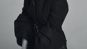 ‘풍문’ 이준과 베드신 고아성 화보…하의실종 패션에 묘한 분위기 ‘성숙미 물씬’