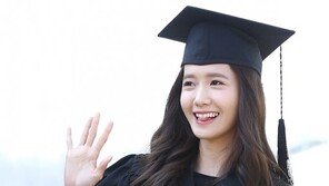 소녀시대 윤아, 동국대학교 6년 만에 졸업…이승기 이어 ‘공로상’ 수상