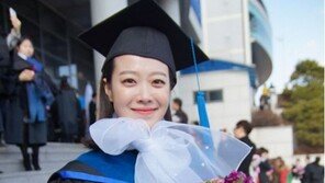 문지애, 석사모 쓰고 ‘꽃미소’…“응원해준 가족들 고마워요”