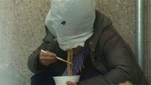 비닐봉지 얼굴에 쓴채 지하철역 돌아다니는 할머니, 왜?