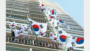 “3·1절에도 이렇게”… 태극기 펄럭이는 아파트촌