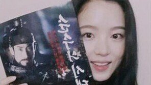 ‘순수의 시대’ 강한나, 영화 팜플렛으로 셀프 홍보…A4용지 반쪽만한 얼굴 눈길