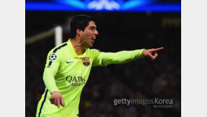 맨시티, 바르셀로나에게 1-2 패배… 메시 페널티 킥 실축, 수아레즈 2골